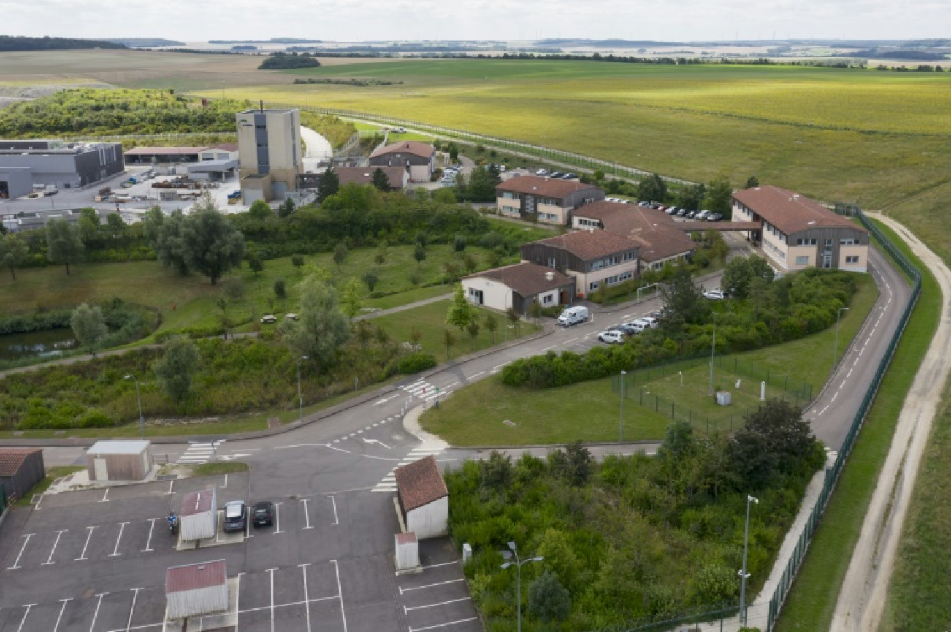 Vue aérienne du laboratoire de recherche souterrain de Meuse/Haute Marne du site d'enfouissement de déchets nucléaires Cigéo exploité par l'Agence nationale française pour la gestion des déchets radioactifs (Andra), le 8 août 2024 à Bure dans le Meuse © Jean-Christophe VERHAEGEN
