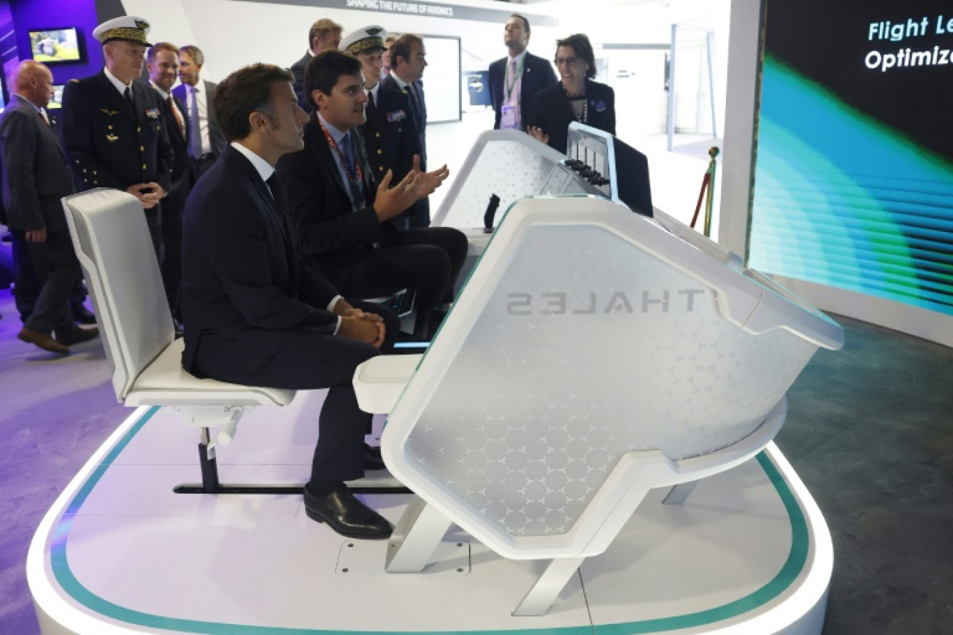 Le président Emmanuel Macron (d) visite le pavillon du géant de la haute technologie au salon du Bourget, près de Paris, le 20 juin 2025 © Mohammed BADRA