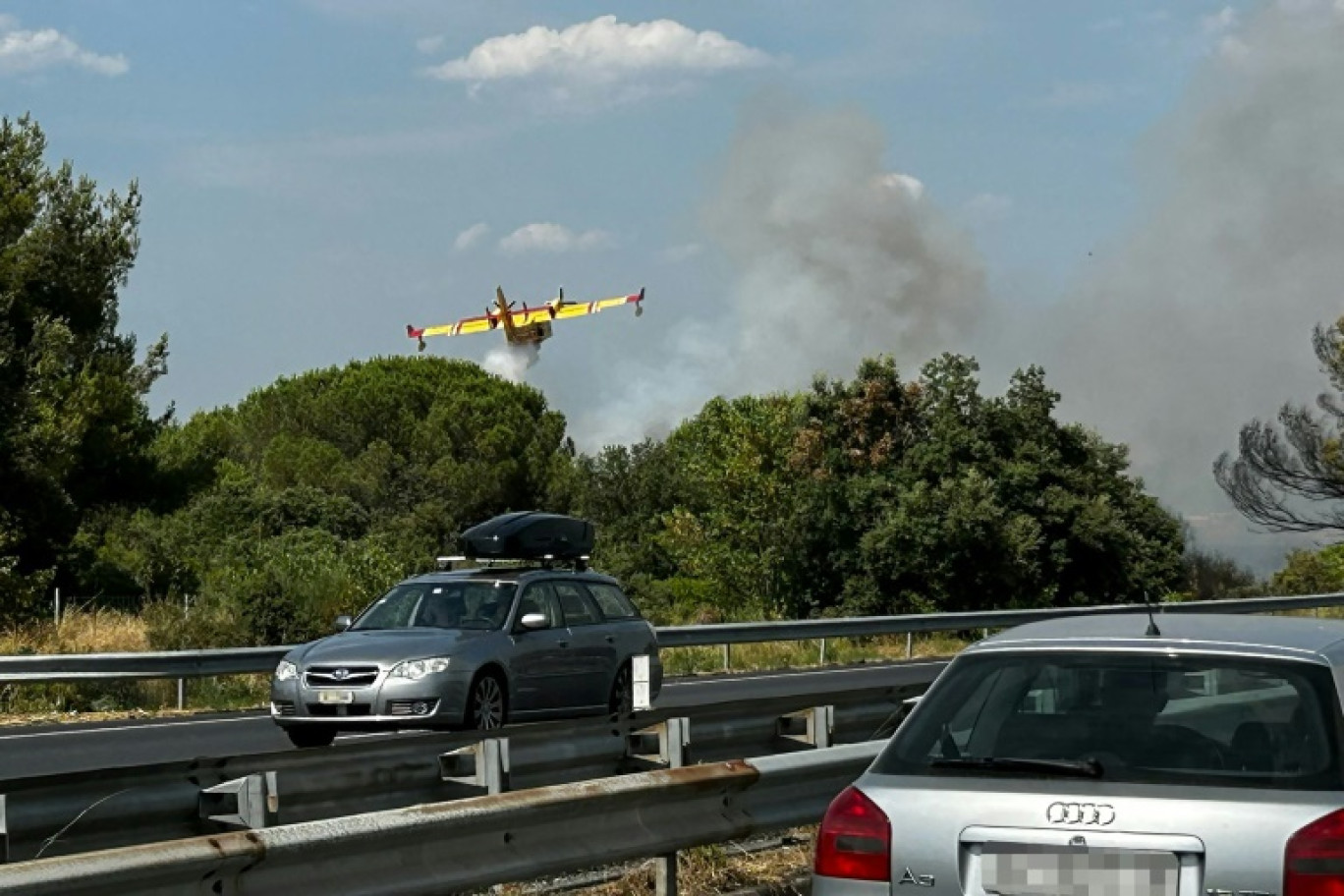 Un Canadair largue de l'eau sur un incendie de forêt près de l'autoroute A9, entre Orange et de Narbonne, le 5 juillet 2025 © LAURENT NOE