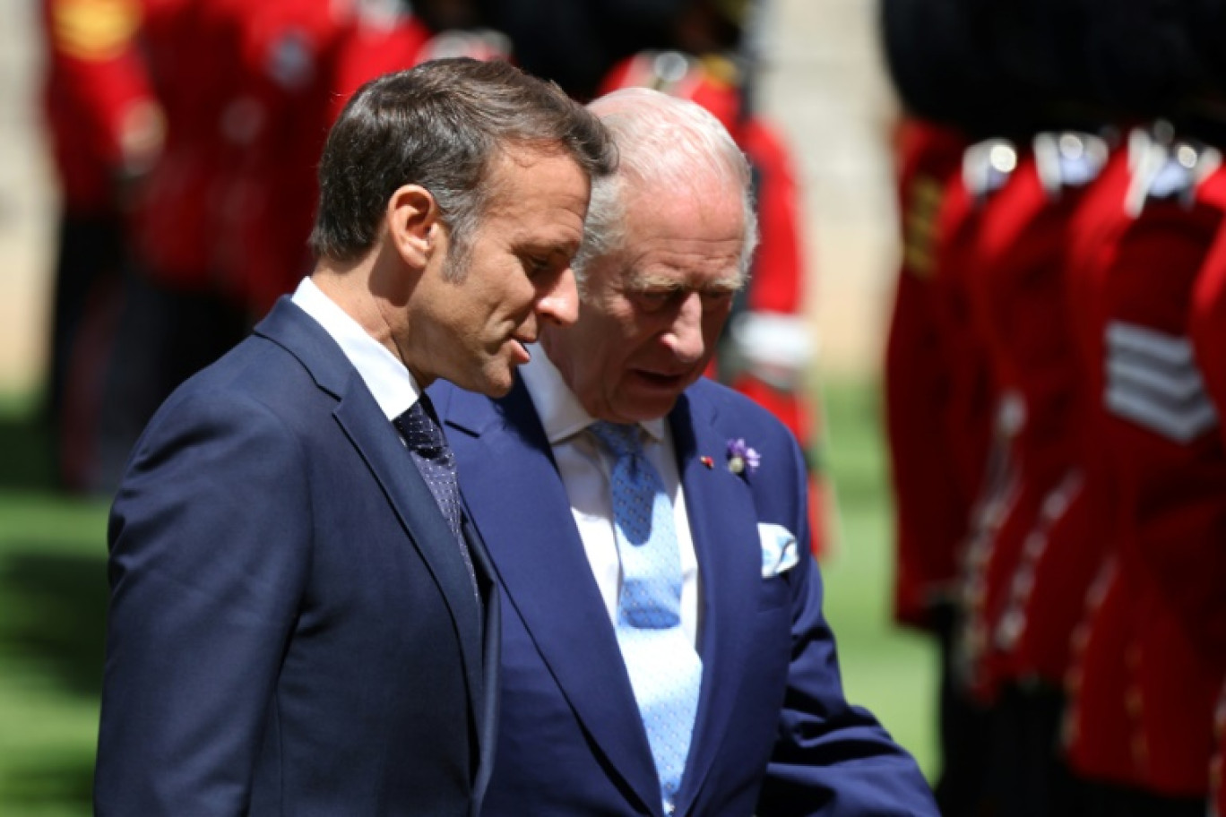 Le président français Emmanuel Macron et le roi Charles III lors d'une cérémonie d'accueil au château de Windsor, à l'ouest de Londres, le 8 juillet 2025 © Ludovic MARIN