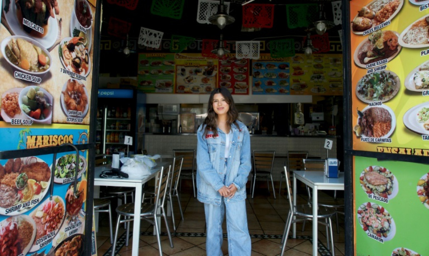 Nayomie Mendoza dans son restaurant Cuernavaca's Grill à Los Angeles, le 2 juillet 2025 en Californie © Bastien INZAURRALDE