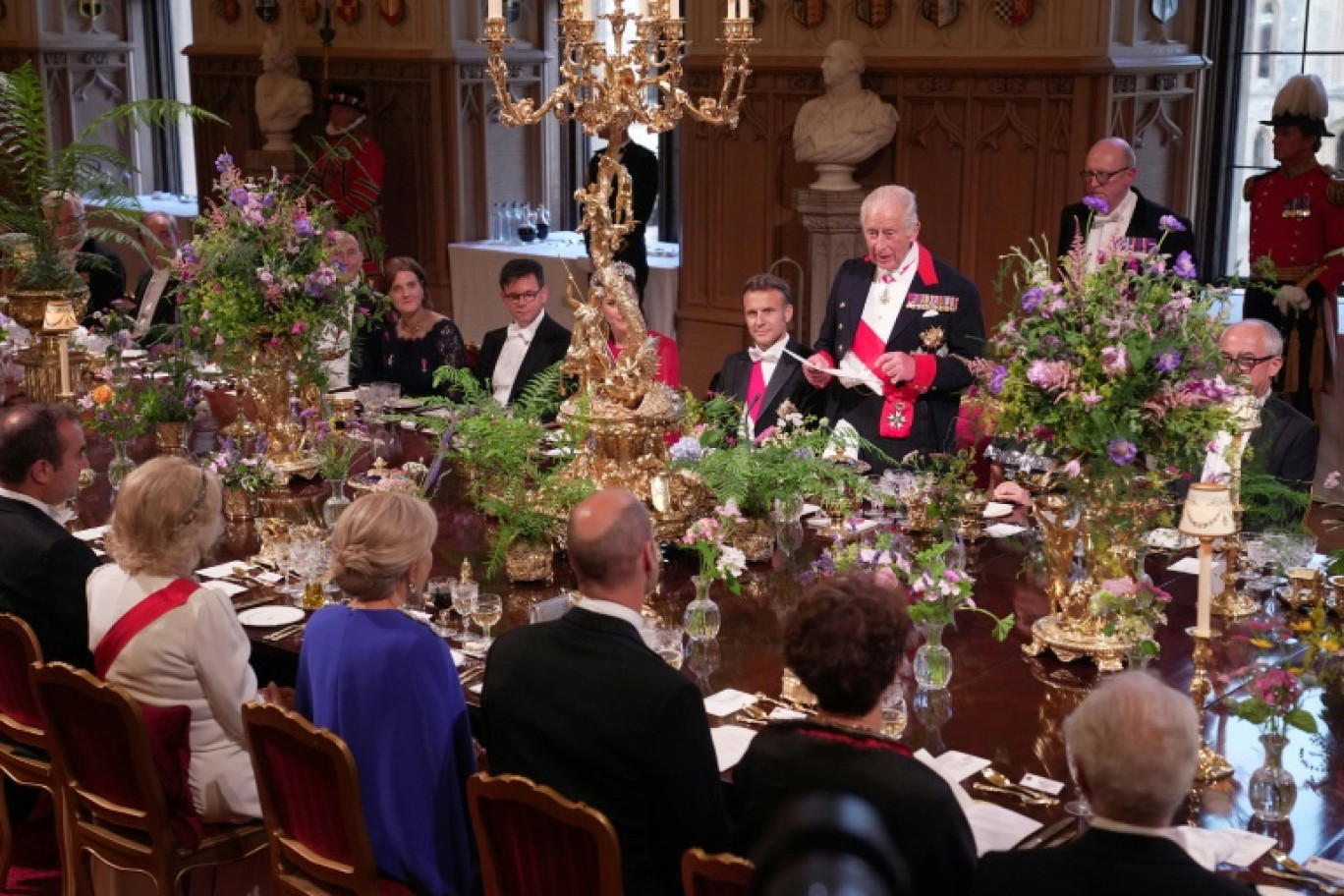 Le président français Emmanuel Macron (g) et le roi Charles III trinquent lors d'un dîner d'Etat au château de Windsor, à l'ouest de Londres, le 8 juillet 2025 © Yui Mok