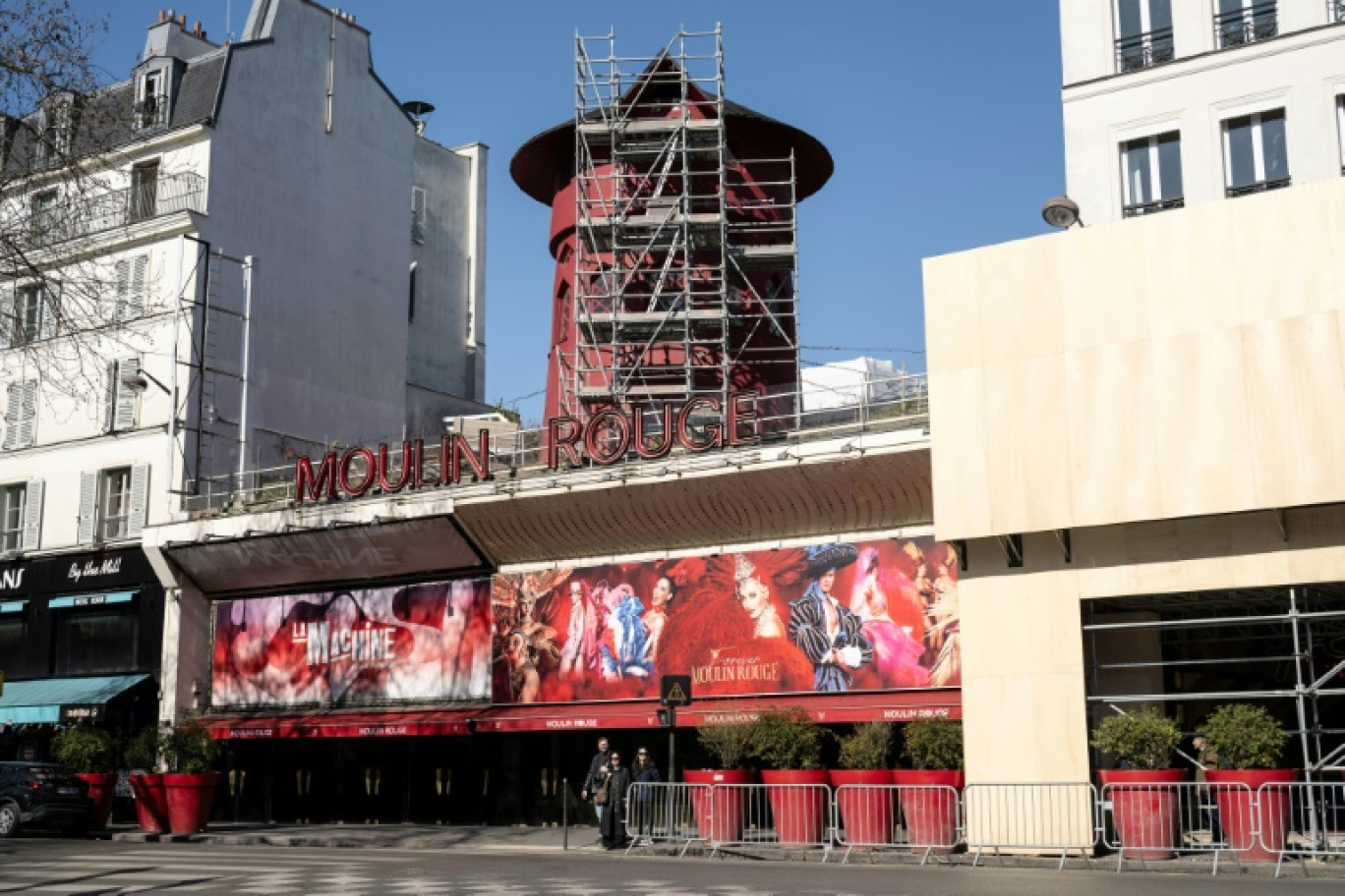 Les danseuses du Moulin Rouge se produisent sous les nouvelles ailes du cabaret parisien pour célébrer leur remise en service, à Paris, le 10 juillet 2025 © Dimitar DILKOFF