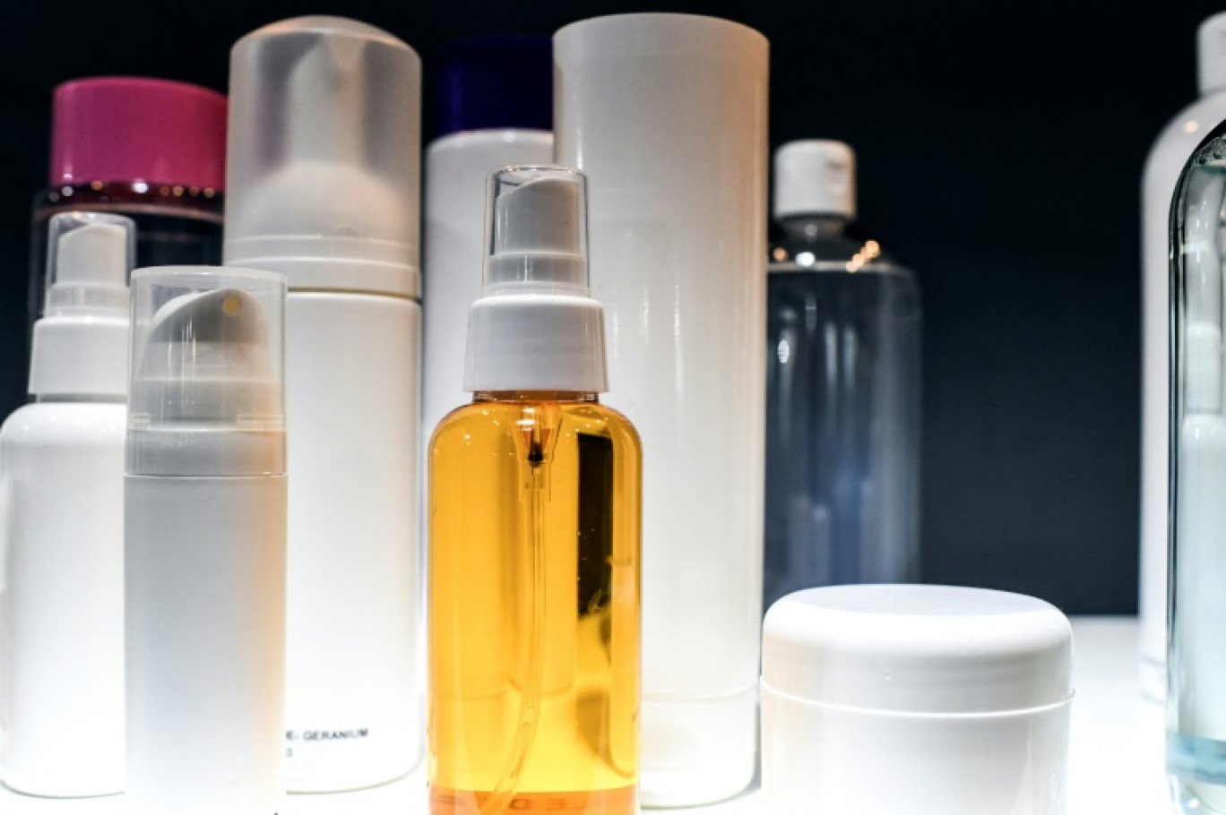 Loin des bons plans mis en avant, les "dupes" en cosmétiques - des copies plus ou moins discrètes de soins, maquillages ou crèmes solaires de marques - vendus à petits prix sur Internet peuvent se révéler dangereux pour la santé © ALAIN JOCARD