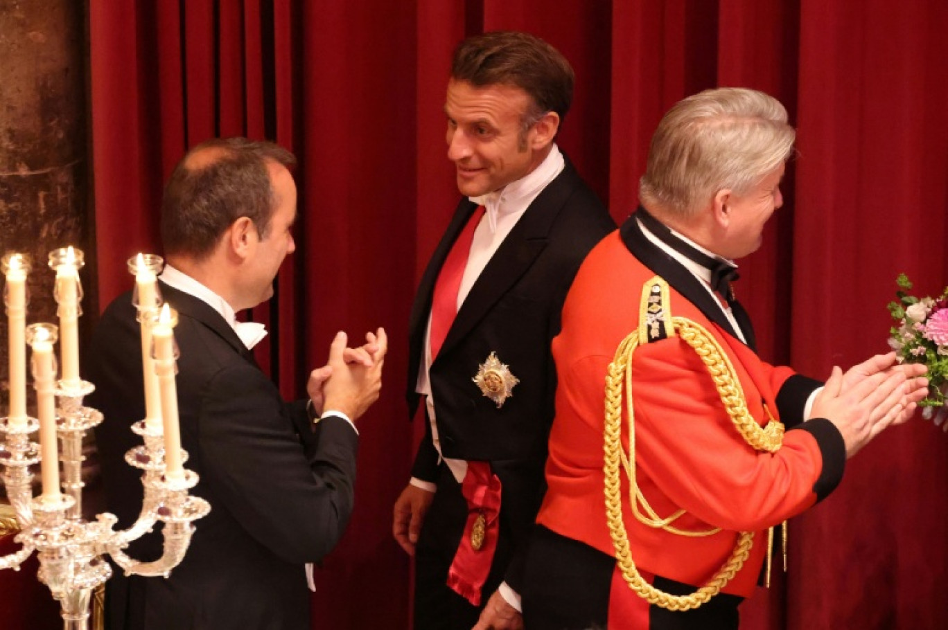 Le ministre français des Armées, Sébastien Lecornu (g), s'entretient avec le président français Emmanuel Macron (c) lors d'un banquet d'Etat au Guildhall de Londres, le 9 juillet 2025, au deuxième jour d'une visite d'Etat de trois jours en Grande-Bretagne © Ludovic MARIN