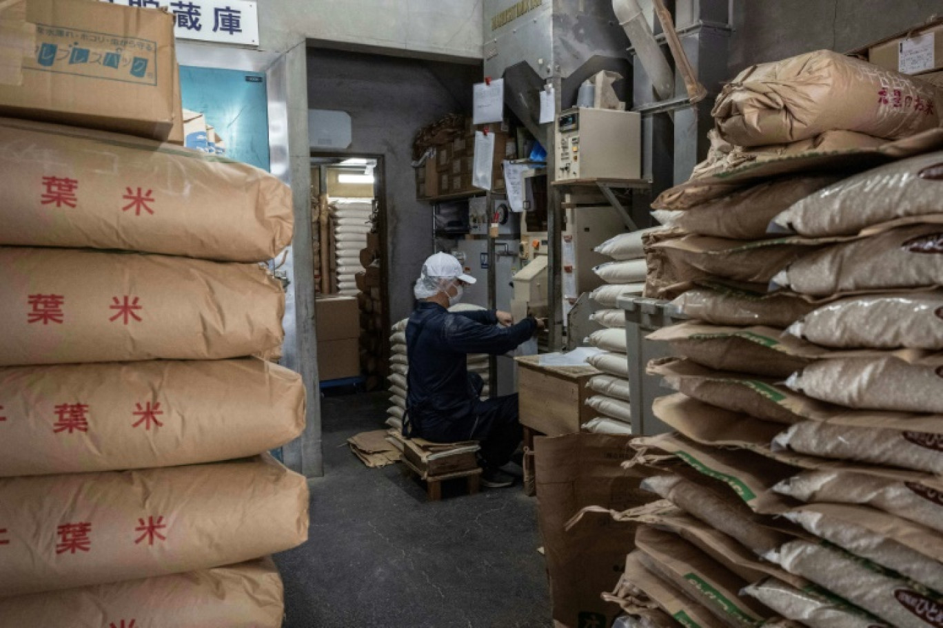Des sacs de riz entreposés dans un magasin à Tokyo, le 9 juillet 2025 © Yuichi YAMAZAKI