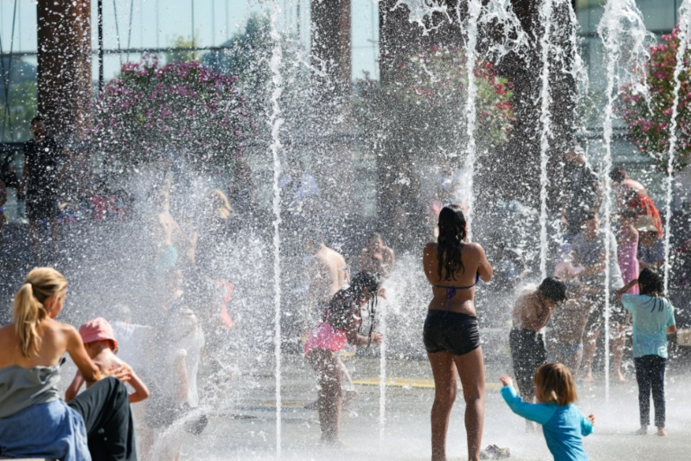 Des enfants jouent dans des jets d'eau au Parc André-Citroën à Paris le 29 juillet 2024 © LUDOVIC MARIN