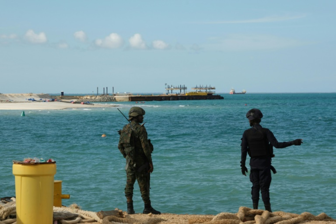 Des Rwandais gardent le site gazier de TotalEnergies à Afungi dans le nord du Mozambique à l'arrêt depuis 2021, le 29 septembre 2022 © Camille LAFFONT