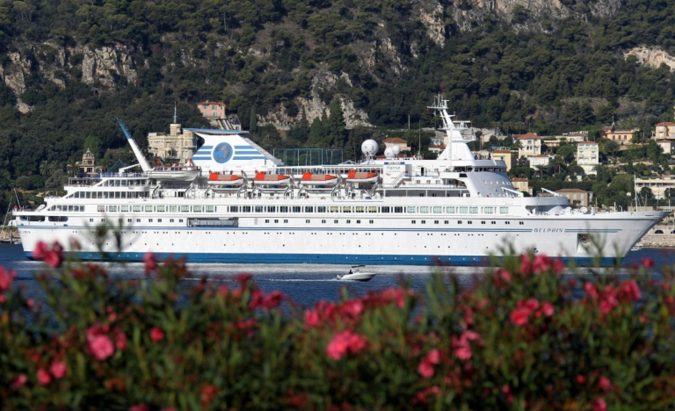 Le Delphin, navire de croisière de 150 mètres battant pavillon des Bahamas, mouille le 29 septembre 2010 dans la baie de Villefranche-sur-Mer dans les Alpes-Maritimes © VALERY HACHE