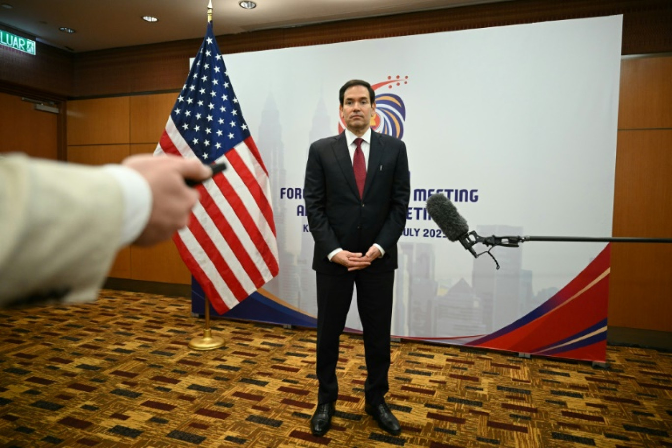 Le secrétaire d'État américain Marco Rubio (2e g) et le ministre chinois des Affaires étrangères Wang Yi (2e d) lors d'une rencontre en marge de la 58e réunion des ministres des Affaires étrangères de l'Asean à Kuala Lumpur, le 11 juillet 2025 en Malaisie © Mandel NGAN