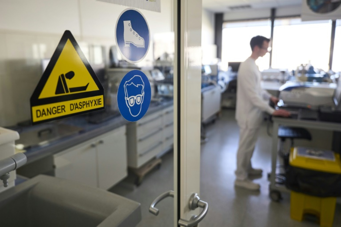 Un technicien procède à des analyses dans le laboratoire central d'analyse des contrefaçons de Sanofi, le 18 mars 2025 à Tours © GUILLAUME SOUVANT