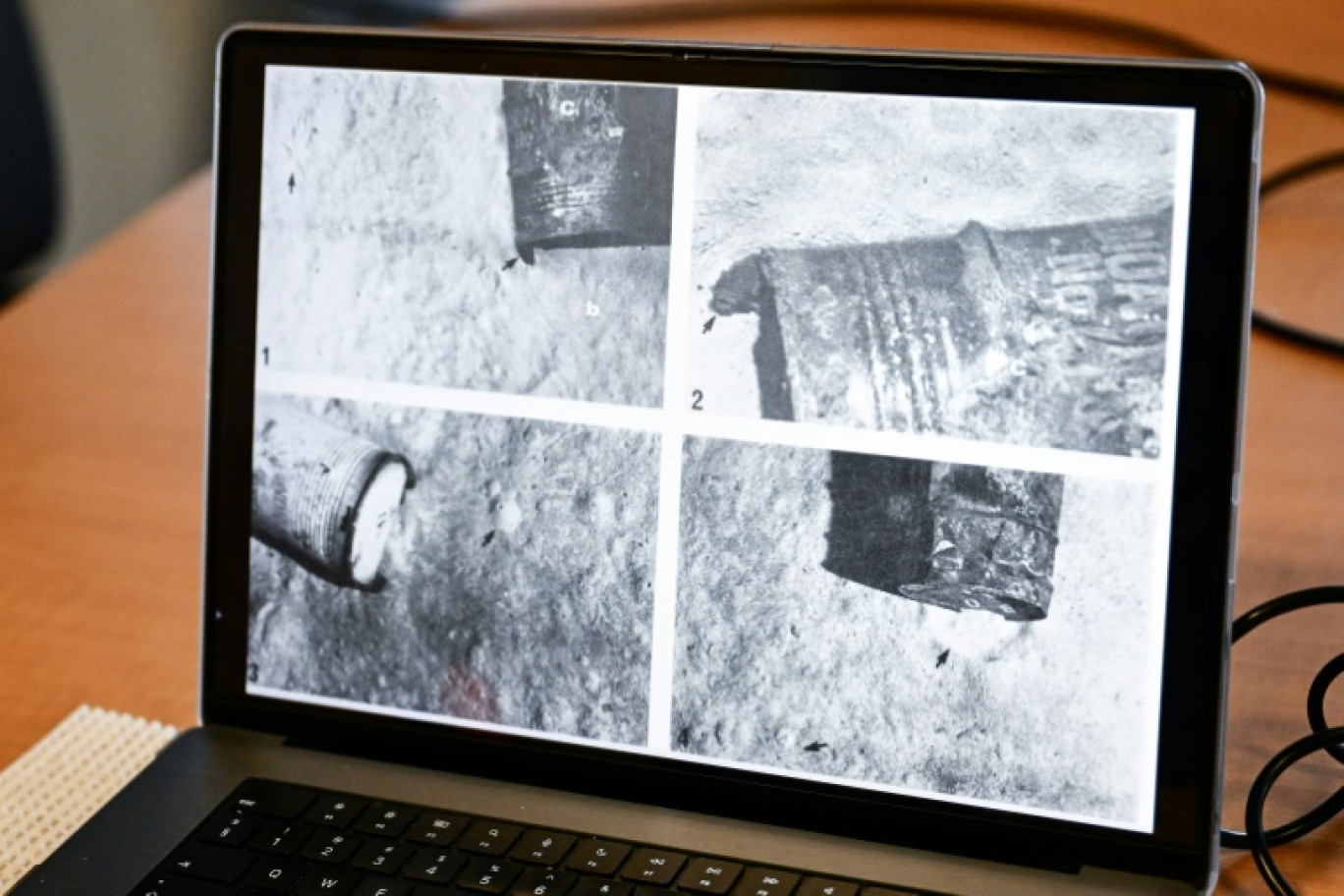 Un chercheur du CNRS montre l'image d'un baril de déchets nucléaires photographié en 1985, sur un écran d'ordinateur à bord du navire scientifique Atalante amarré au port de Brest avant son départ, le 15 juin 2025 dans le Finistère © Sebastien Salom-Gomis