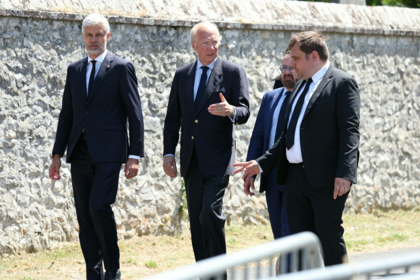 (De gauche à droite) Le patron des députés LR Laurent Wauquiez, l'ancien ministre Brice Hortefeux et le ministre de la Santé Yannick Neuder arrivent aux funérailles d'Olivier Marleix à Anet vendredi © ALAIN JOCARD