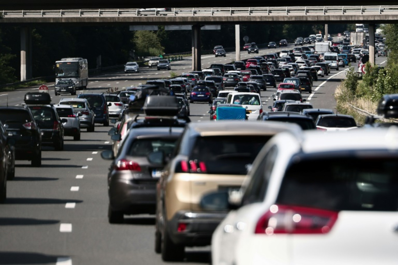 Circulation dense sur l'A10 près de Saint-Arnoult-en-Yveline, au sud de Paris, le 12 juillet 2025 © Thibaud MORITZ