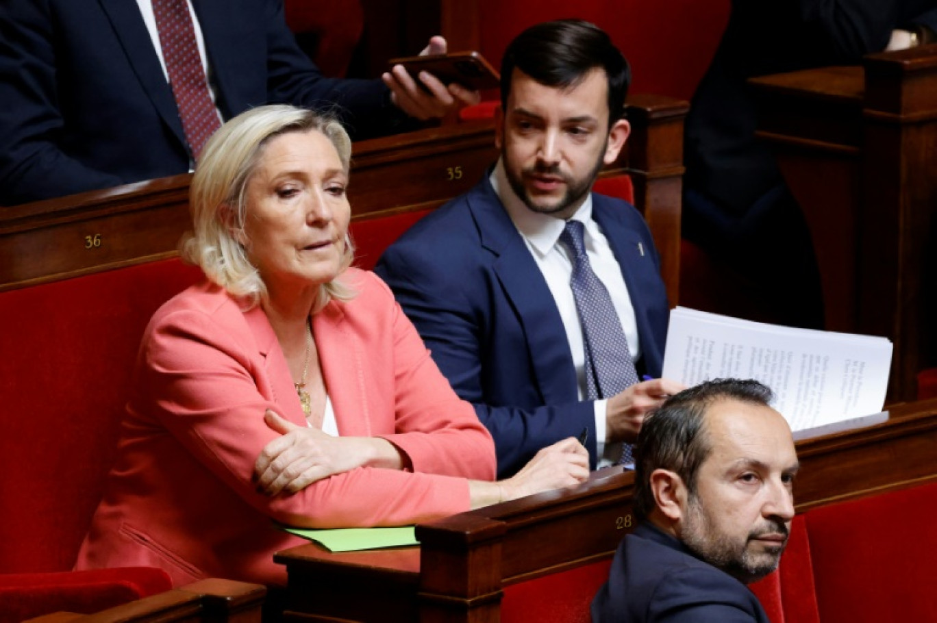 Marine le Pen et les députés RN Jean-Philippe Tanguy (C) et Sébastien Chenu (D) le 28 avril 2025 à l'Assemblée nationale à Paris © Ludovic MARIN