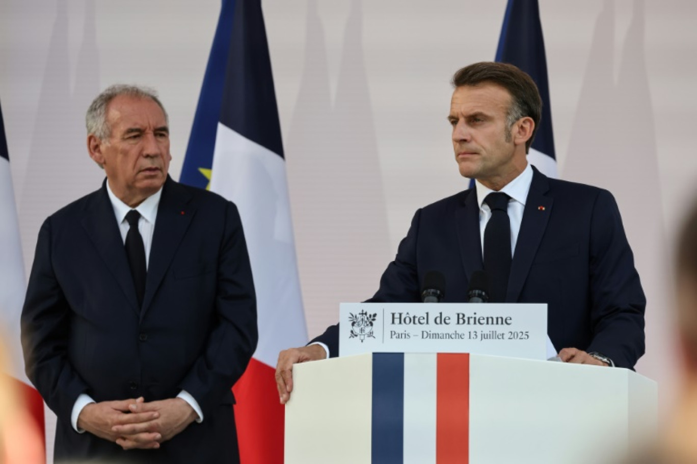 Emmanuel Macron (à droite) lors de son traditionnel discours aux armées à la veille de la fête nationale, le 13 juillet 2025 à Paris, accompagné de François Bayrou © Ludovic MARIN