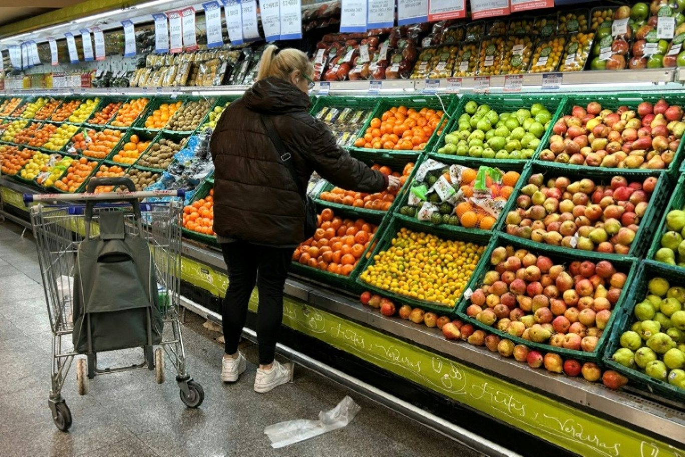 Une femme fait ses courses dans un supermarché de Buenos Aires, le 14 juillet 2025 en Argentine © Luis ROBAYO