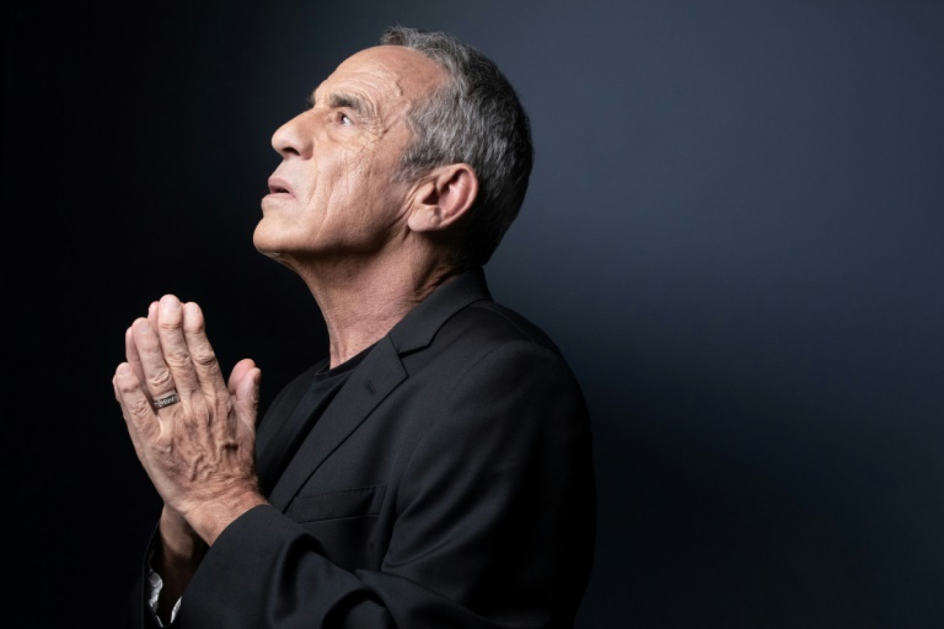 Le producteur et animateur Thierry Ardisson pose à Paris le 20 avril 2022 © JOEL SAGET