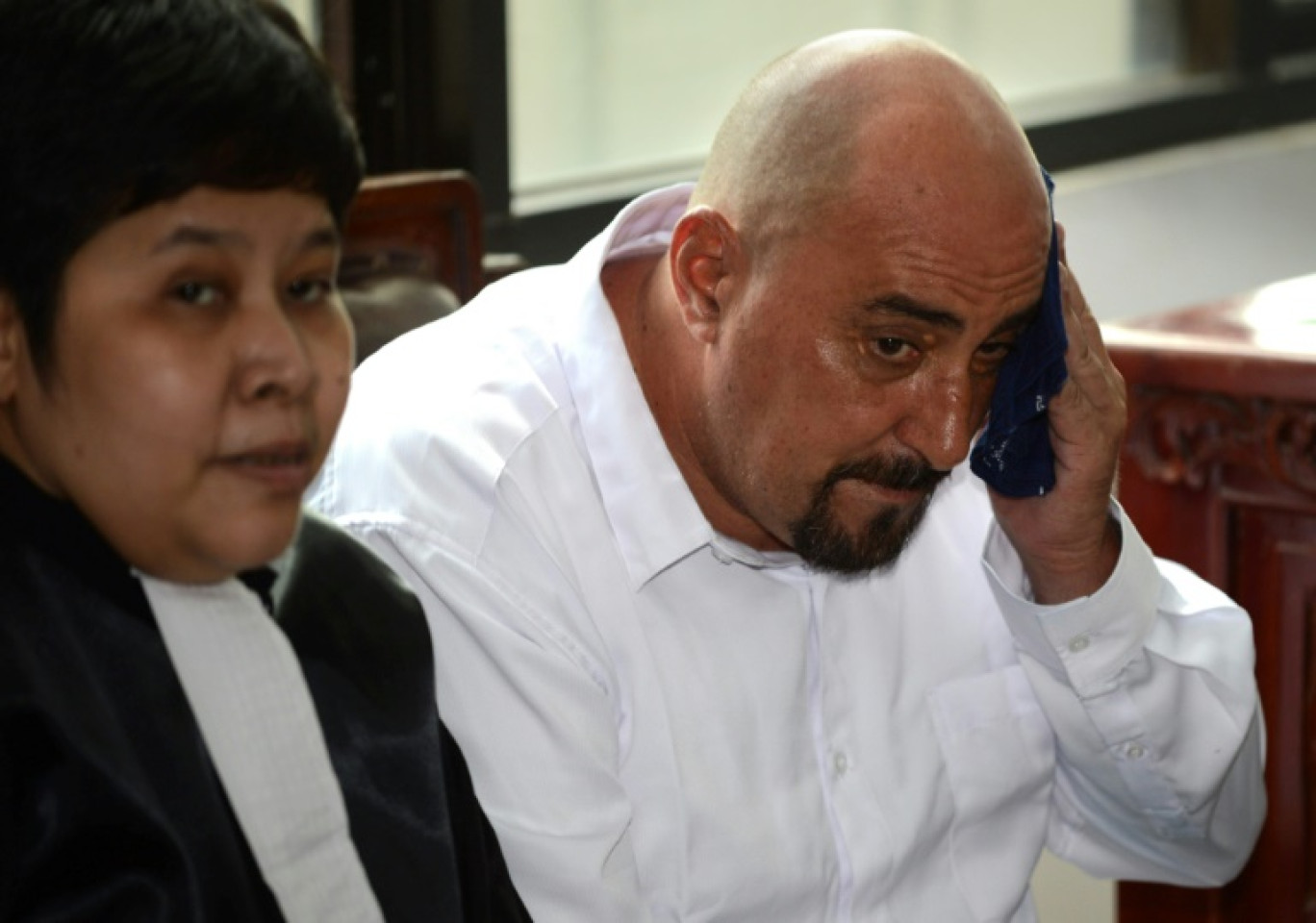 Serge Atlaoui, ex-condamné à mort en Indonésie pour narcotrafic, au côté de son avocate indonésienne Nancy Yuliana Sanjoto lors d'une audience à Tangerang, le 11 mars 2015. © ROMEO GACAD