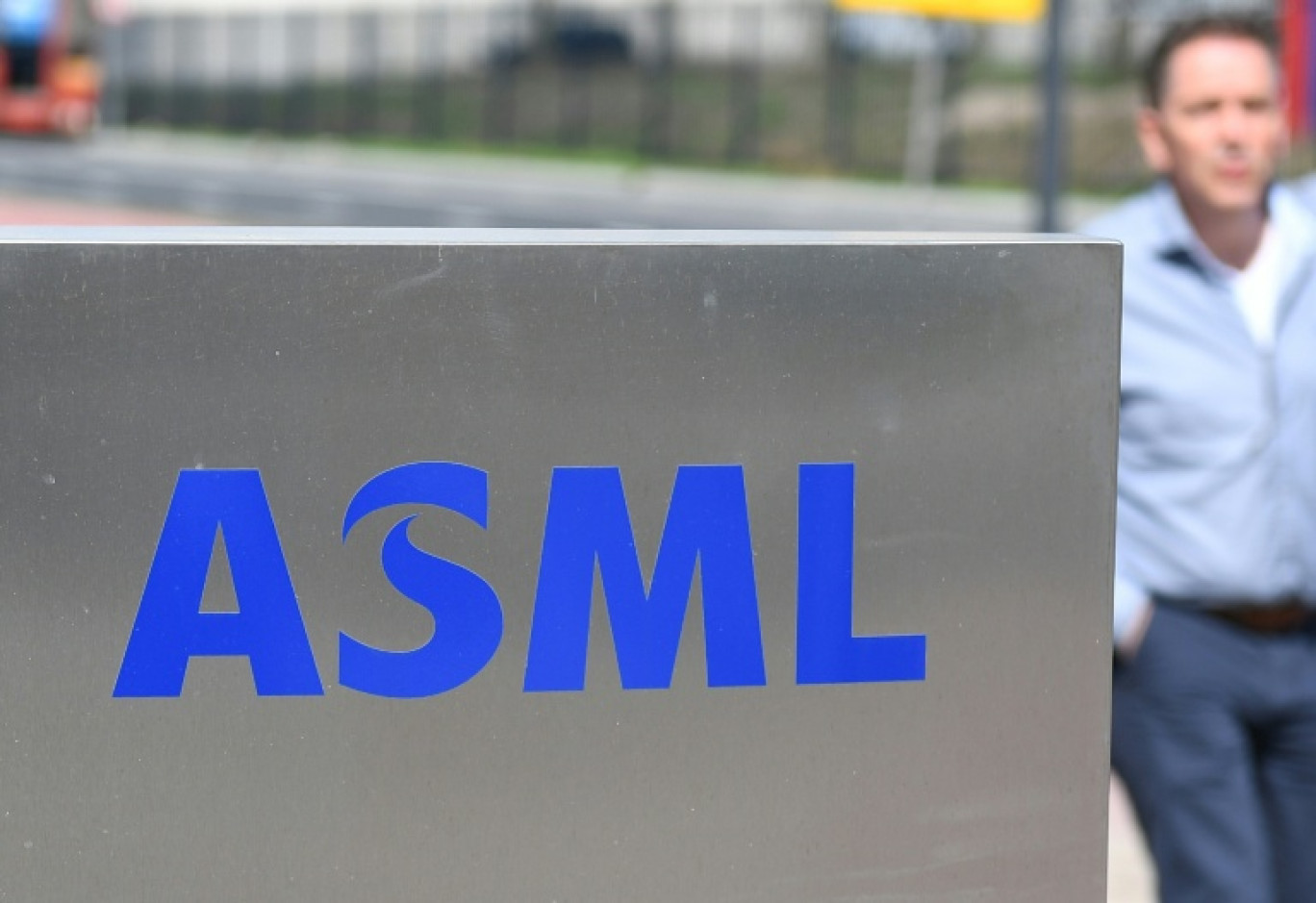 ASML a annoncé mercredi une forte hausse de son bénéfice net au deuxième trimestre, par rapport au trimestre équivalent de 2024, mais signalé son incertitude quant à sa croissance en 2026. © EMMANUEL DUNAND