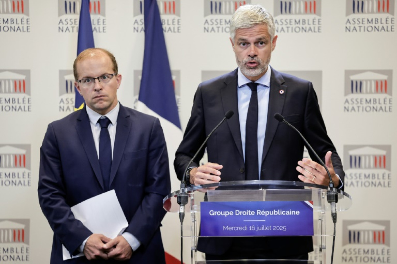 Le président du groupe parlementaire Droite Républicaine Laurent Wauquiez (droite) et le député Thibault Bazin tiennent une conférence de presse sur les propositions budgétaires 2026 du Premier ministre, à l'Assemblée nationale à Paris le 16 juillet 2025 © STEPHANE DE SAKUTIN