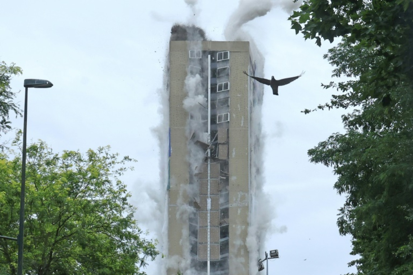 Destruction de la Tour Kennedy par foudroyage à Loos, dans la métropole lilloise,le 20 juillet 2025 © FRANCOIS LO PRESTI
