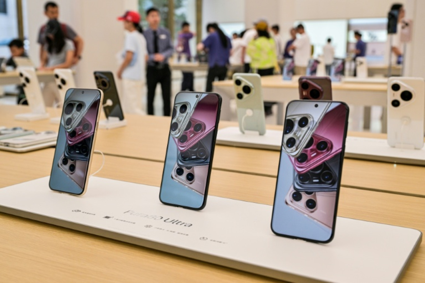 Smartphone de nouvelle génération dans le magasin Huawei du quartier de Huangpu, à Shanghai, le 23 juin 2025. © Hector RETAMAL