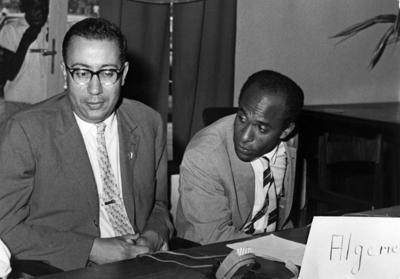 L'Algérien M'Hamed Yazid (G) et Frantz Fanon représentent le FLN et l'Algérie en lutte pour l'indépendance lors de la Conférence des peuples africains à Léopoldville le 27 août 1960 © -