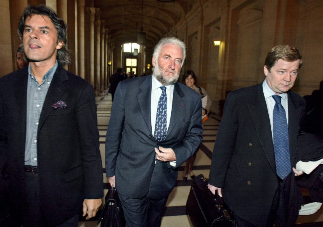l'ancien PDG d'Elf, Loïk Le Floch-Prigent (centre) et ses avocats arrivent au Palais de justice de Paris le 4 novembre 2002 © JACK GUEZ