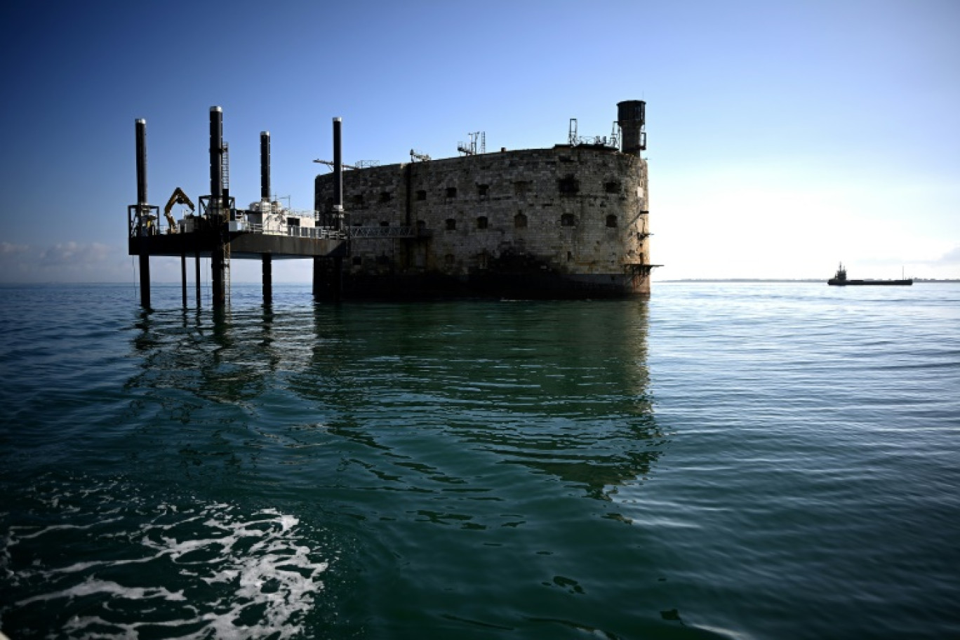 Une barge effectue des travaux de terrassement à proximité du Fort Boyard qui menace de s'écrouler, au large de l'île d'Aix dans l'océan Atlantique, le 16 juillet 2025 en Charente-Maritime © Christophe ARCHAMBAULT