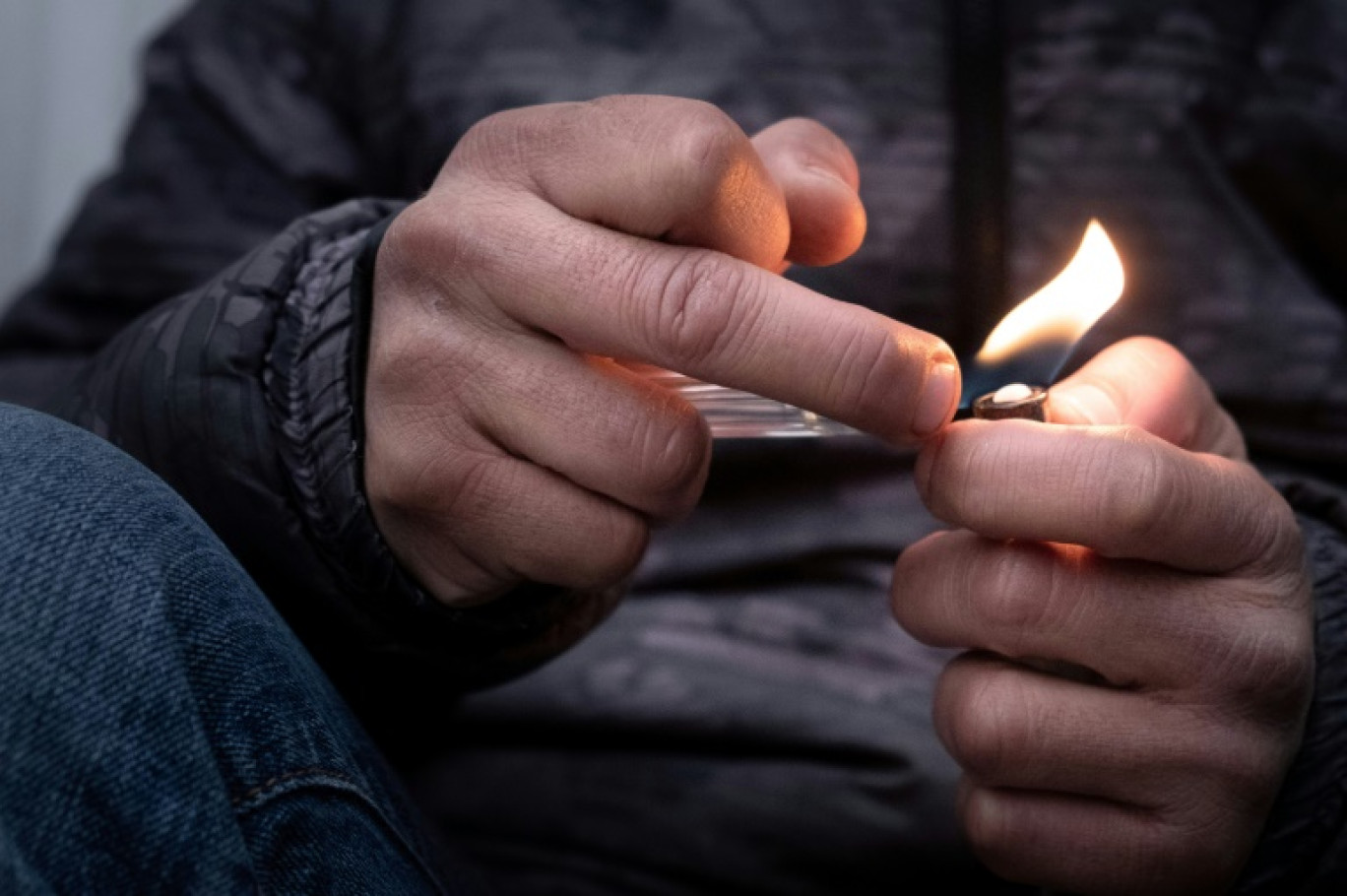 Sur les trottoirs, sous les porches, dans les parkings, ils sont de plus en plus nombreux, de plus en plus précaires: fumeurs ou "injecteurs" d'une cocaïne omniprésente dans le centre de Marseille © JOEL SAGET