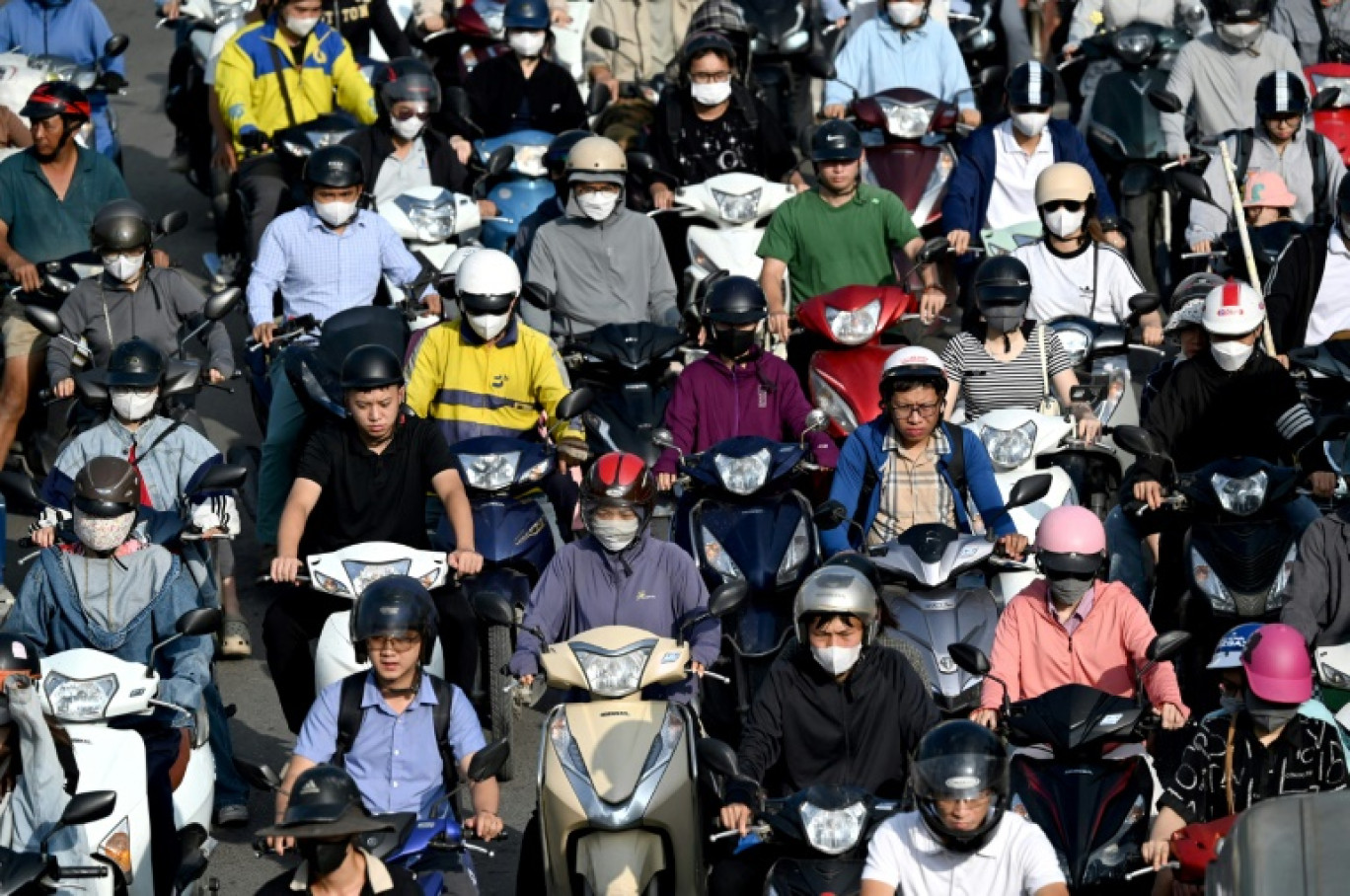 Des conducteurs de deux-roues dans une rue de Hanoi, le 17 juillet 2025 © Nhac NGUYEN