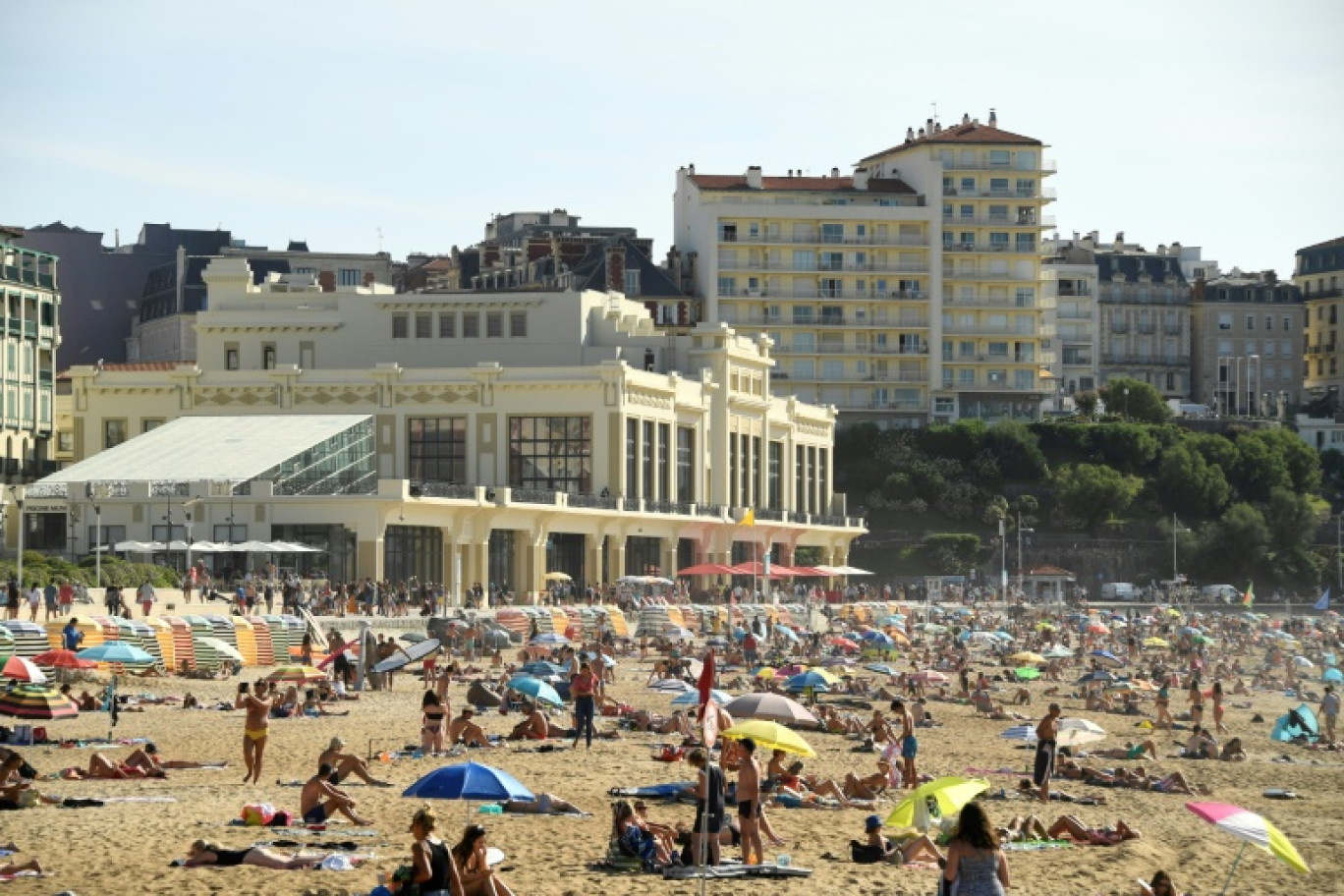 La Grande plage envahie d'estivants et le casino de Biarritz (c), le 22 août 2019 © Bertrand GUAY