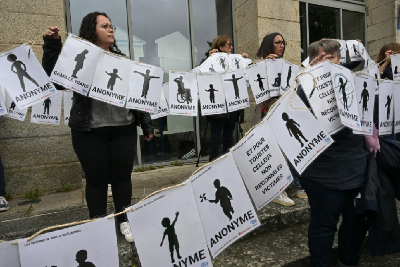 Des victimes et proches de victimes de Joël Le Scouarnec manifestent devant le tribunal de Vannes, dans le Morbihan, le 28 mai 2025 © DAMIEN MEYER
