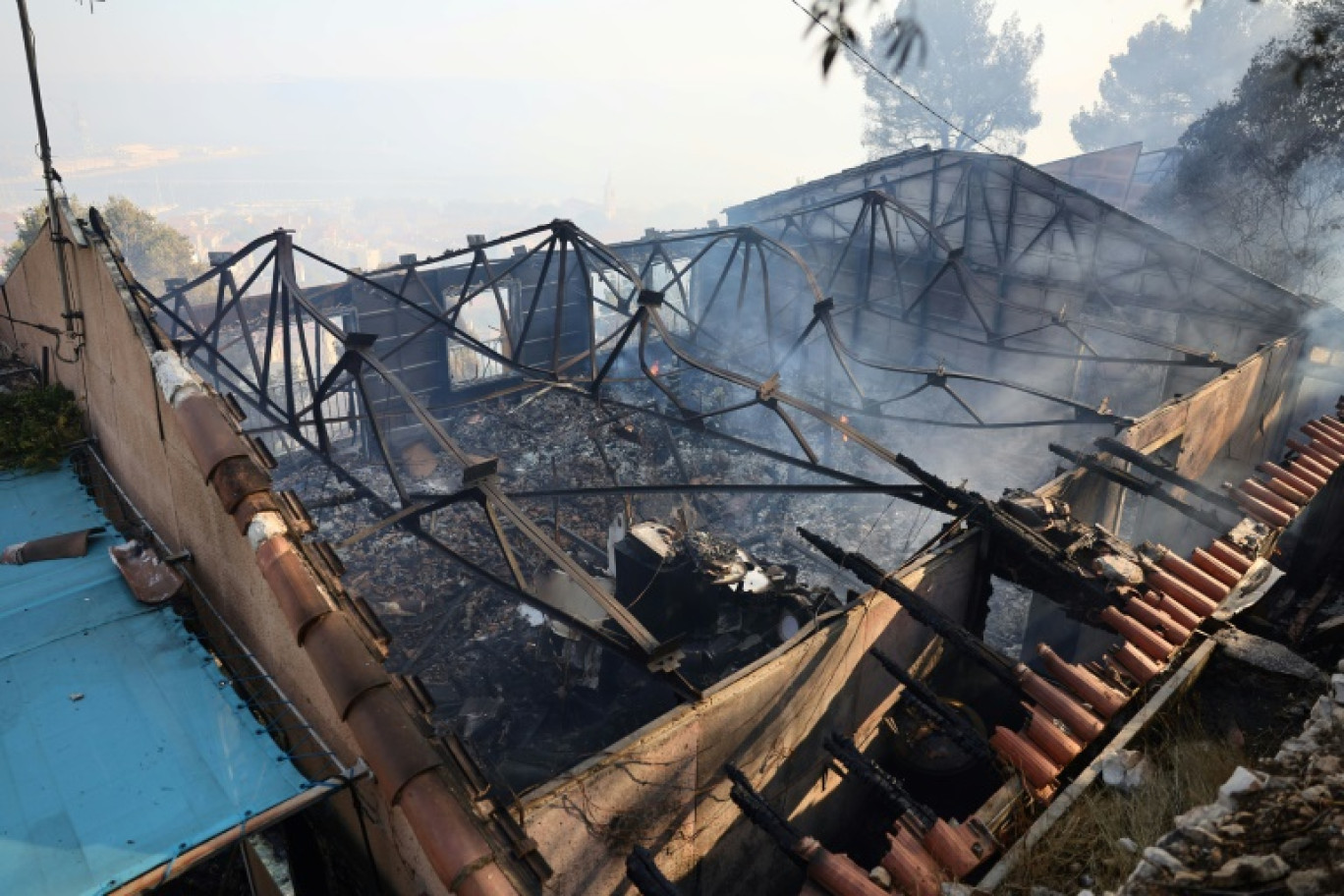 Un bâtiment détrujit par un incendie de forêt dans le quartier de l'Estaque à Marseille, le 8 juillet 2025 © Clement MAHOUDEAU