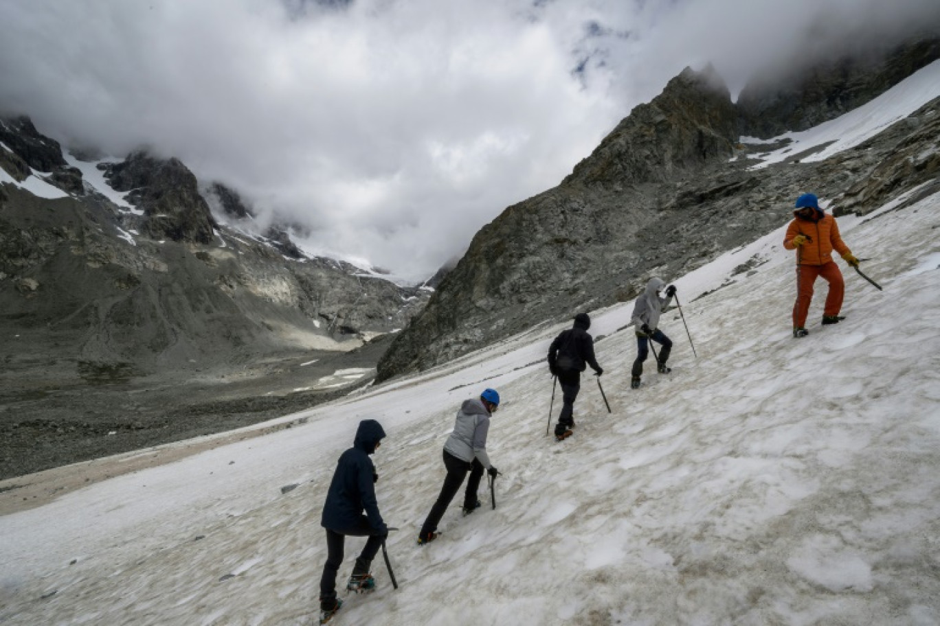 Des randonneurs lors d'une session d'entraînement sur un glacier dans le massif des Ecrins à  Saint-Christophe-en-Oisans, en Isère, le 8 juillet 2025 © JEFF PACHOUD