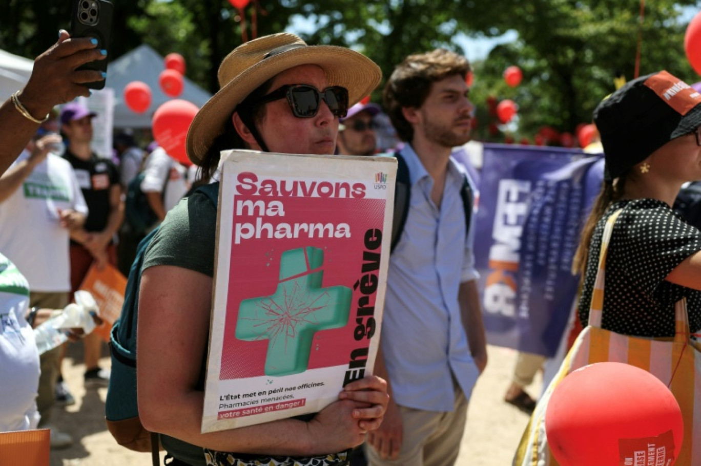Manifestation à Paris le 1er juillet 2025 des phamaciens qui protestent contre une baisse des remises commerciales sur les médicaments génériques © Thomas SAMSON