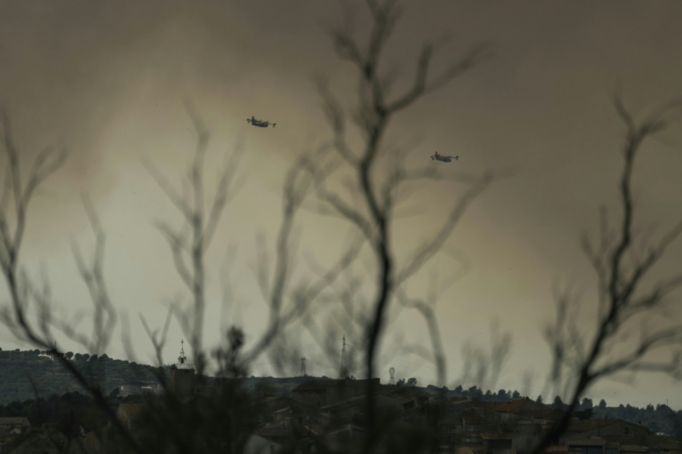 L'incendie qui a débuté jeudi en fin d'après-midi sur la commune de Martigues, au nord-ouest de Marseille, n'était toujours pas maîtrisé vendredi © Idriss BIGOU-GILLES