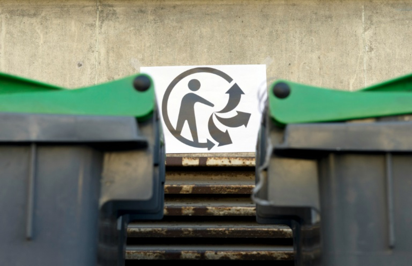 Le loge Triman, petit bonhomme aux trois flèches, permet de distinguer les produits bénéficiant d'une filière de recyclage et devant être triés © ALAIN JOCARD