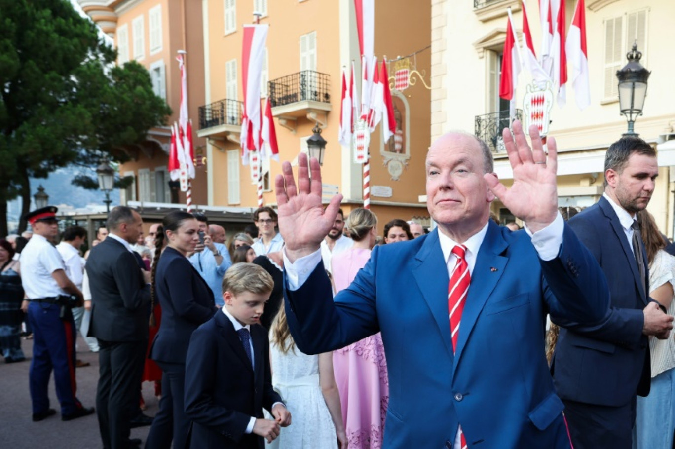 Albert II de Monaco salue ses invités lors d'un cocktail sur la place du palais pour ses 20 ans de règne le 19 juillet 2025 © Valery HACHE