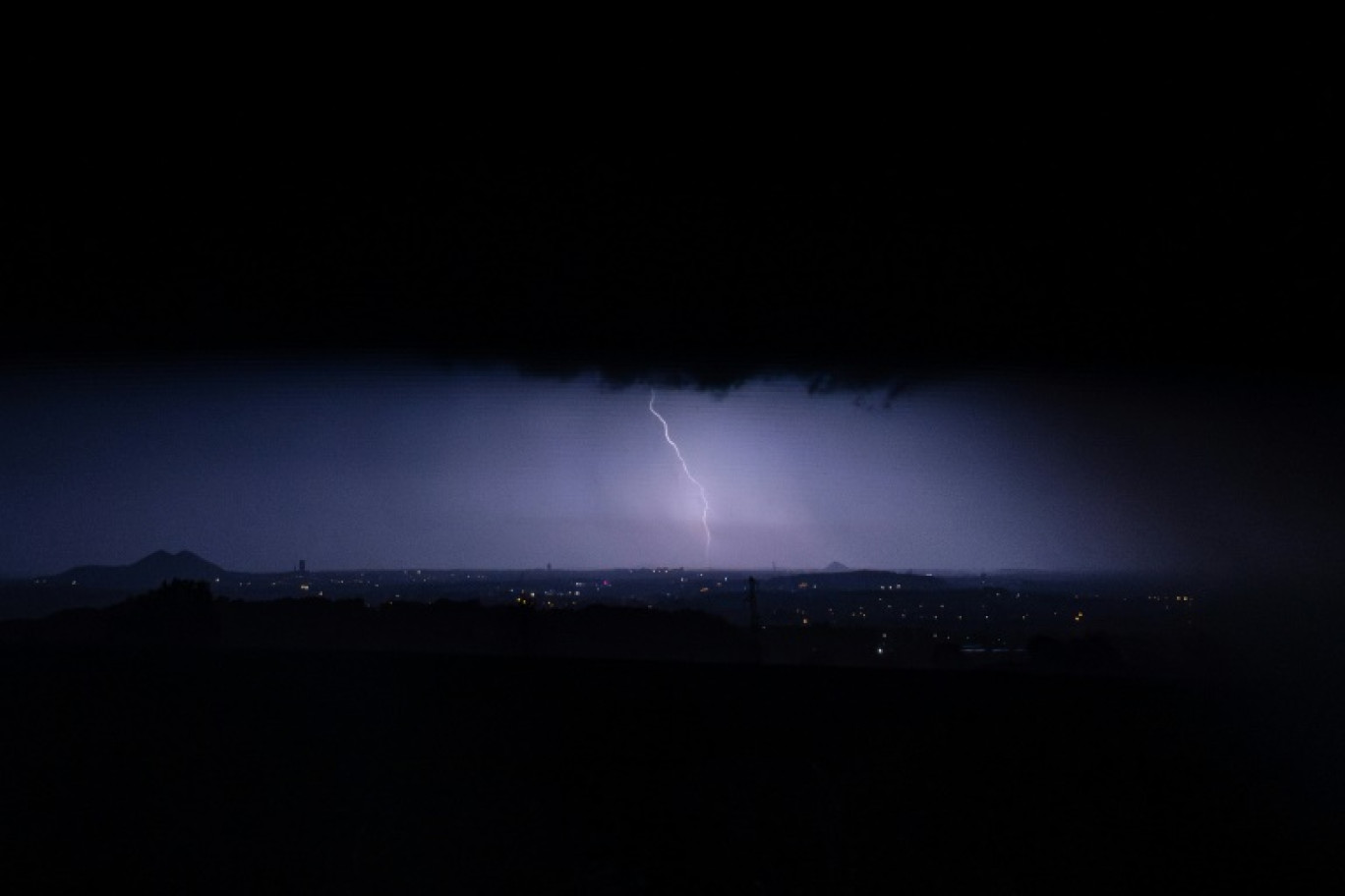 Météo-France a mis fin lundi matin à la vigilance orages et pluie-inondation qui concernait jusque là plusieurs départements du sud-est du pays, après un épisode de violents orages qui a conduit à la mort d'une personne en Saône-et-Loire © Sameer Al-DOUMY