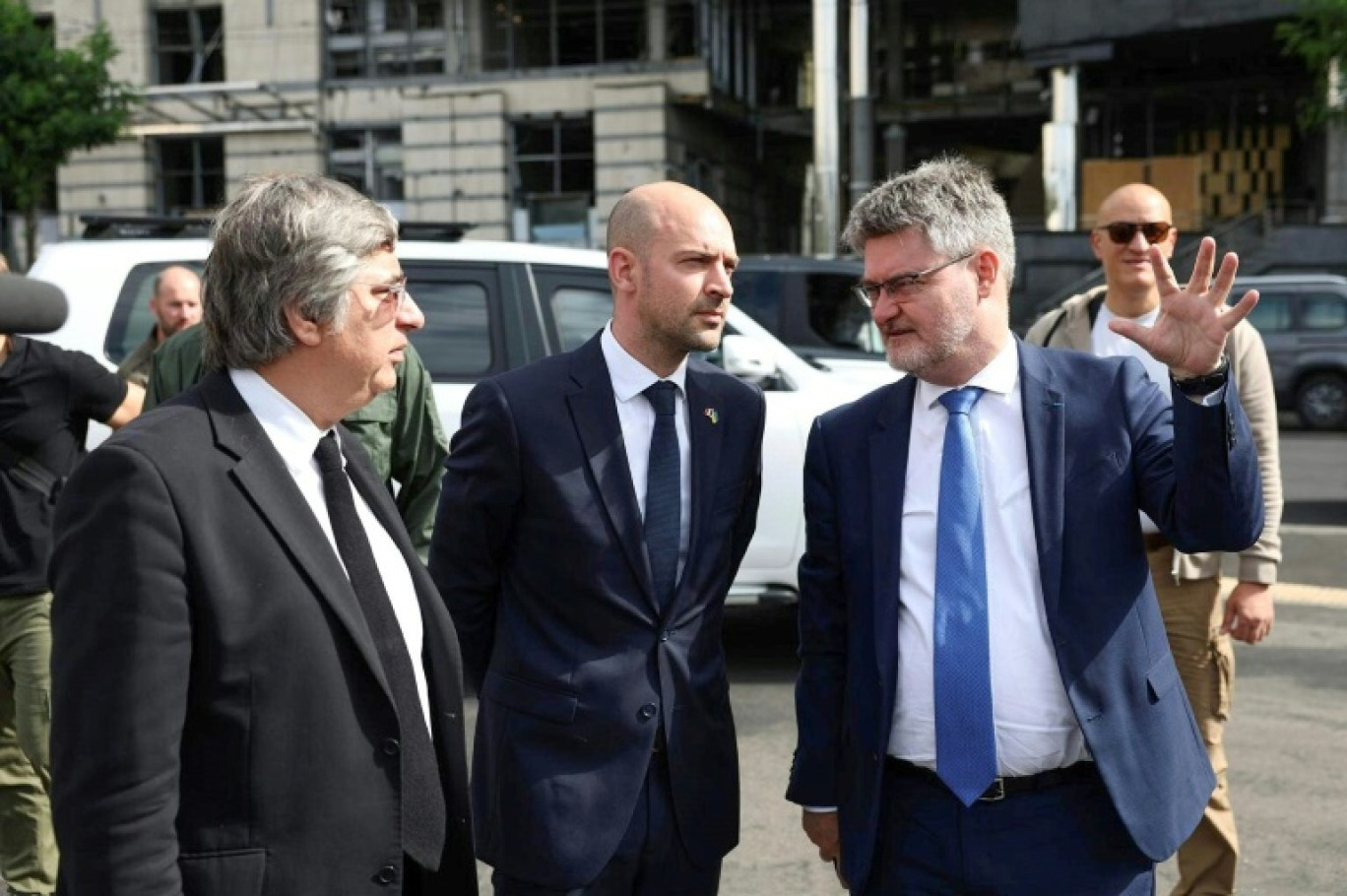 Le ministre français des Affaires étrangères, Jean-Noël Barrot (c), observe les dégâts près d'une station de métro suite à une attaque russe, le 21 juillet 2025 à Kiev, en Ukraine © Barbara WOJAZER