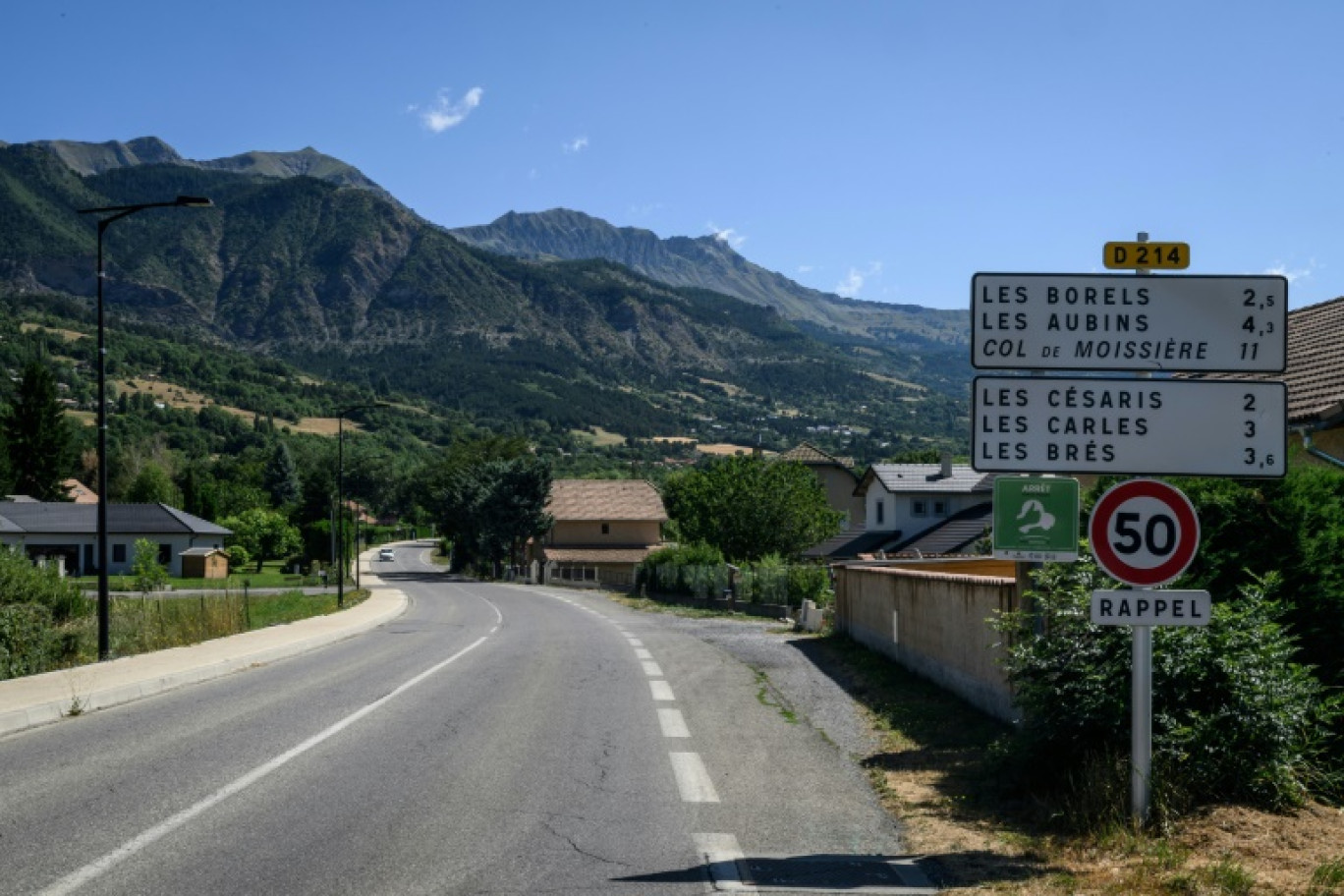 Vue de la route menant au hameau Les Brès, dans les Hautes-Alpes, où un septuagénaire est soupçonné d'avoir tué par balles sa femme également septuagénaire et leur fille, le 21 juillet 2025 © JEFF PACHOUD