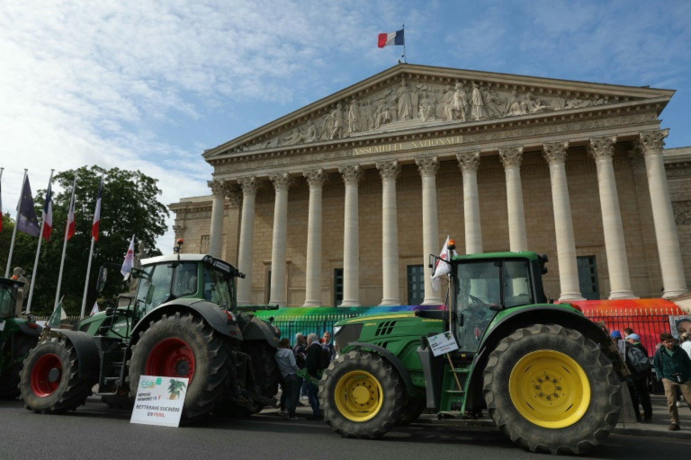Manifestation d'agriculteurs de la FNSEA et des JA devant l'Assemblée nationale le 26 mai 2025 à Paris avant l'examen de la loi Duplomb, qu'ils soutiennent © Thomas SAMSON