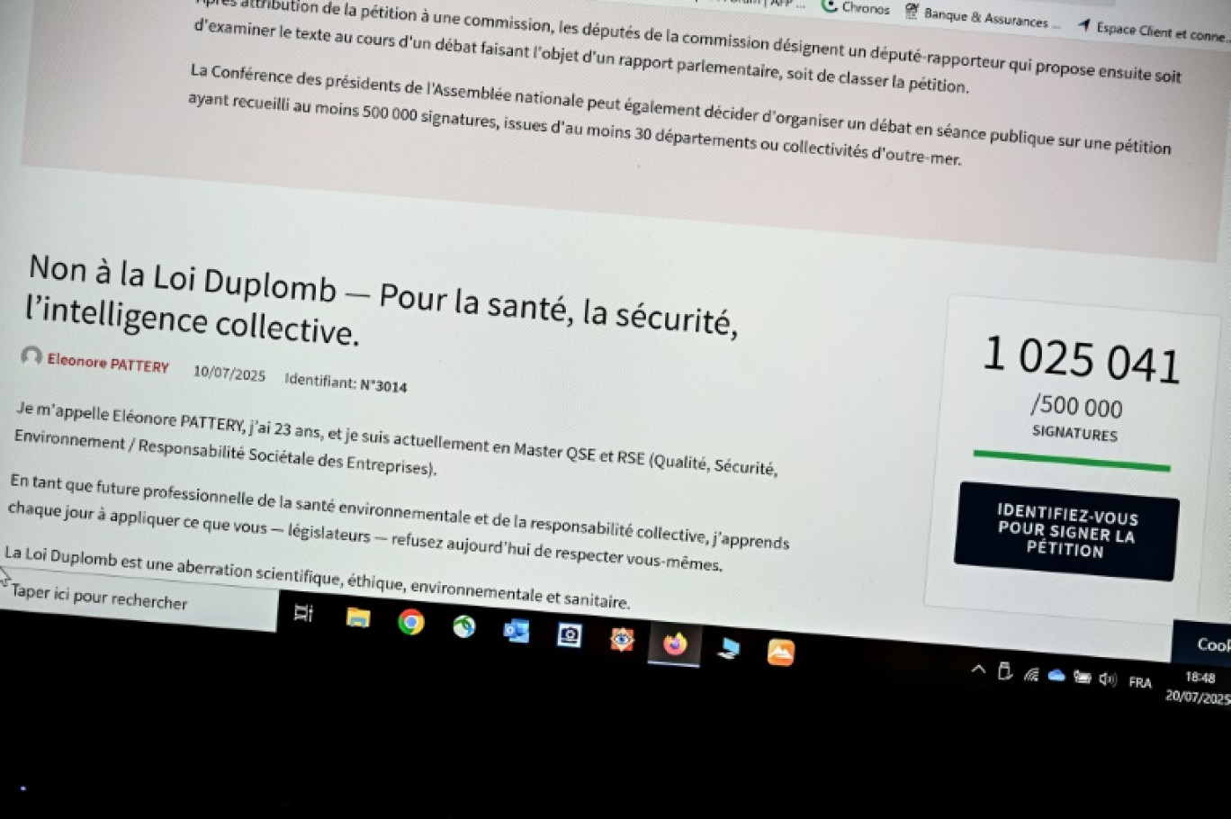 La pétition contre la loi Dumplomb mise en ligne sur le site Internet de l'Assemblée nationale affichée sur un écran d'ordinateur, le 20 juillet 2025 © BERTRAND GUAY