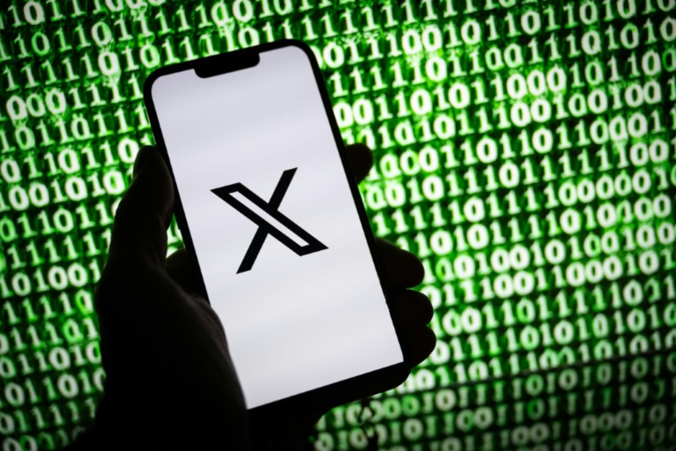 Visée par une enquête pénale de la justice française, la plateforme X, accusé d'ingérence étrangère, a dénoncé lundi un "agenda politique" et refusé d'accéder aux demandes du parquet de Paris requérant l'accès à son algorithme © SEBASTIEN BOZON