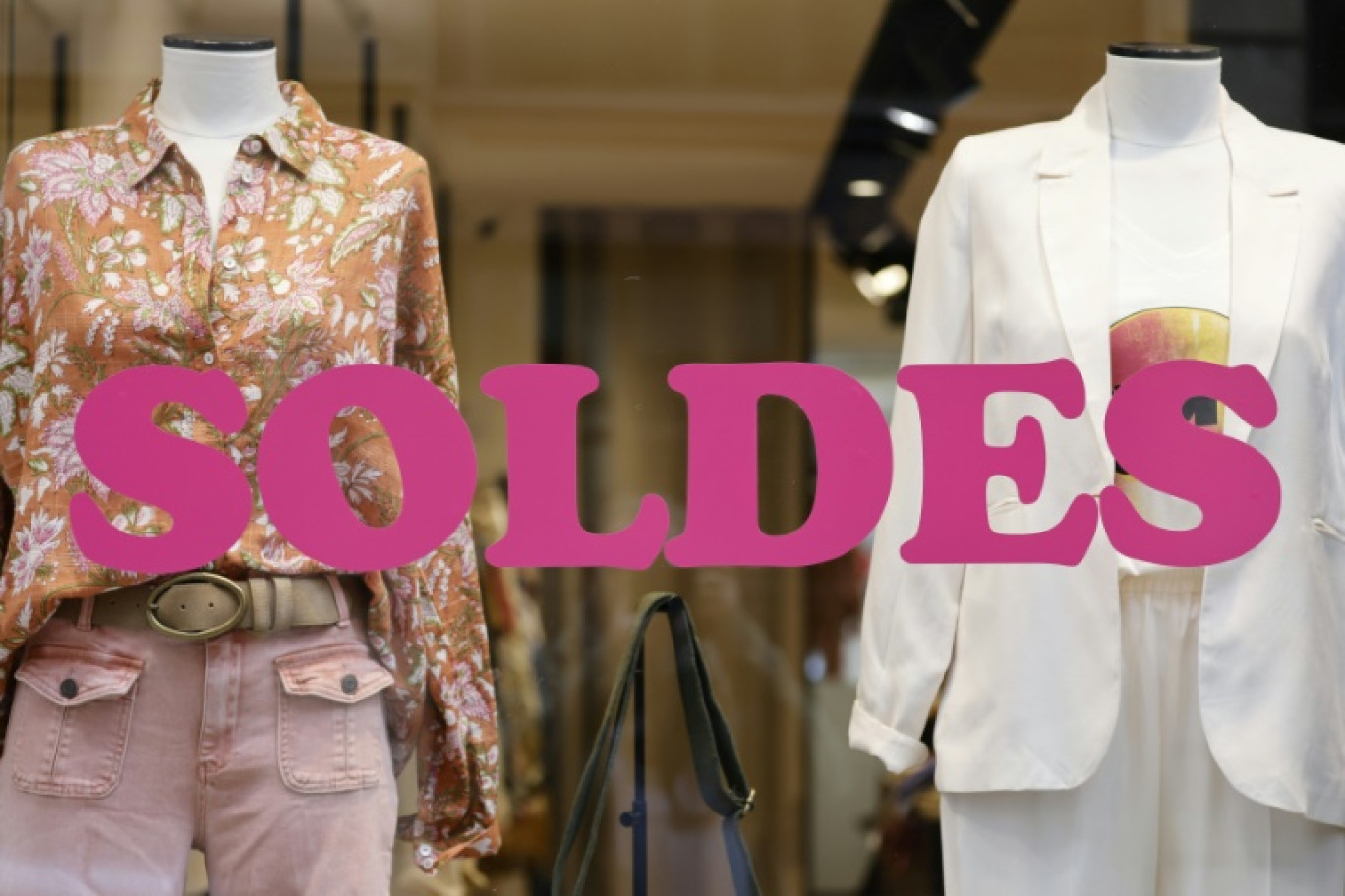 Les soldes d'été, ponctuées cette année par la canicule, s'achèvent mardi soir dans la plupart des régions de France avec des ventes moroses après un début d'année positif © LUDOVIC MARIN