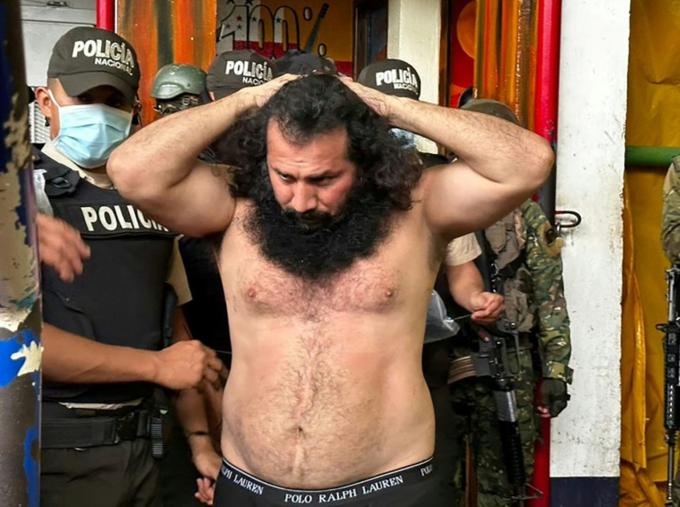 Photo diffusée par les Forces armées équatoriennes montrant Adolfo Macias, alias Fito, chef du gang criminel Los Choneros, pendant son transfert vers le complexe de haute sécurité Roca à Guayaquil, Équateur, le 12 août 2023 © -