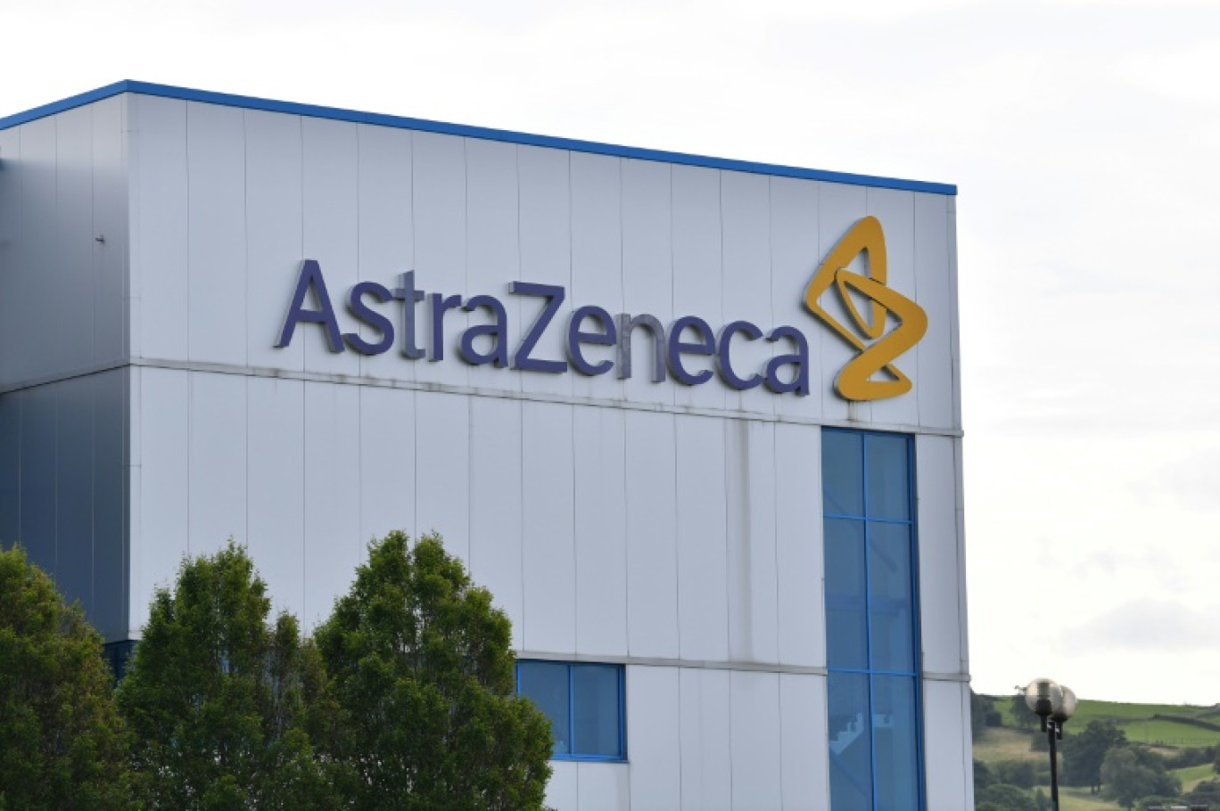 Face à la menace de droits de douane de Donald Trump sur le secteur pharmaceutique, le géant britannique AstraZeneca annonce investir 50 milliards de dollars d'ici 2030 aux États-Unis pour y fabriquer des médicaments et financer ses programmes de recherche © Paul ELLIS
