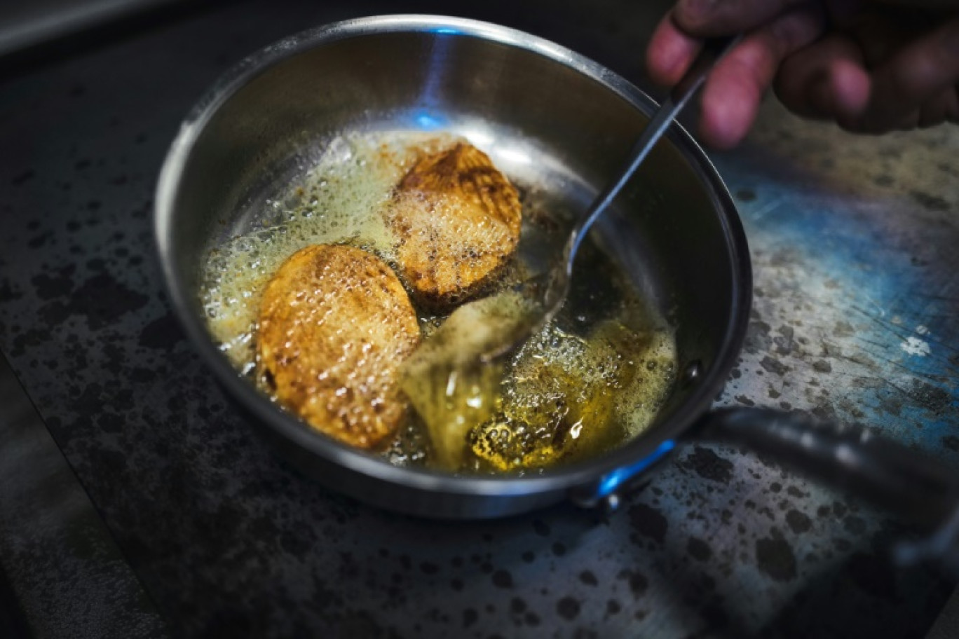 Une cinquantaine de chefs français ont lancé vendredi un appel au gouvernement pour que la gastronomie française soit reconnue comme exception culturelle, craignant à terme la fermeture de nombreuses tables © OLIVIER CHASSIGNOLE
